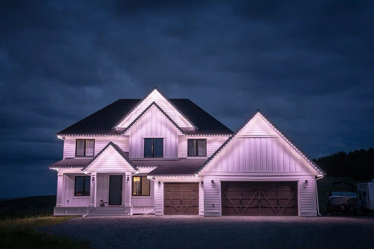 Maison illuminée avec lumières extérieures blanc chaud - Nova Services Québec